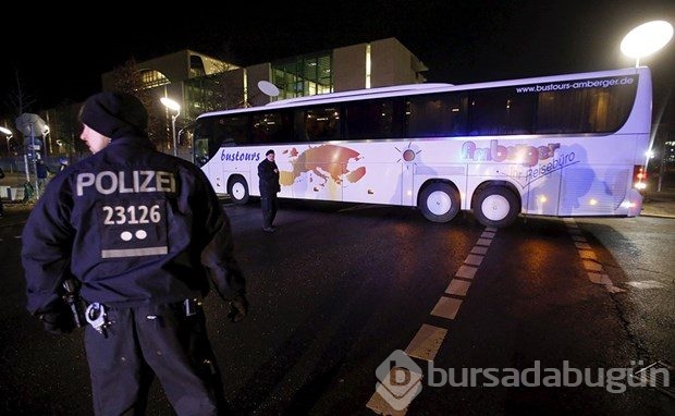 Merkel'e bir otobüs mülteci gönderdi