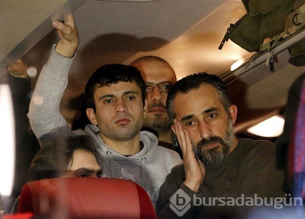 Merkel'e bir otobüs mülteci gönderdi