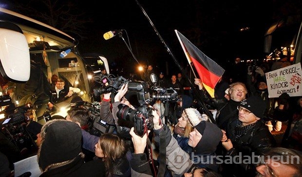 Merkel'e bir otobüs mülteci gönderdi