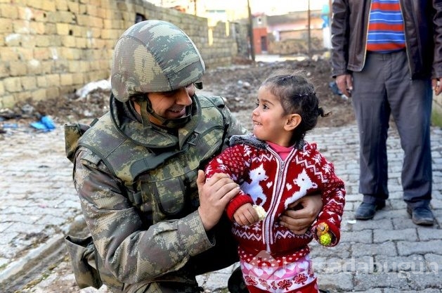 Mehmetçik çocuklara şeker dağıttı	
