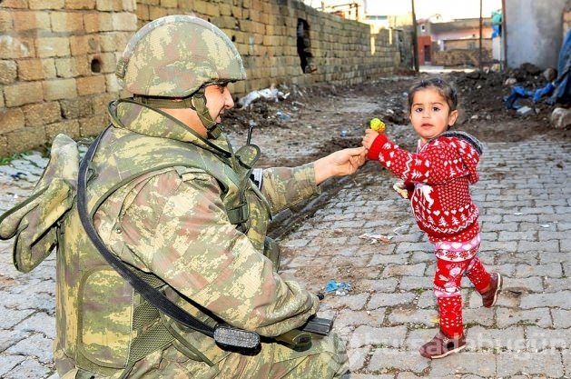 Mehmetçik çocuklara şeker dağıttı	
