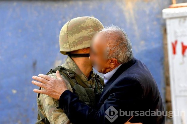 Mehmetçik çocuklara şeker dağıttı	
