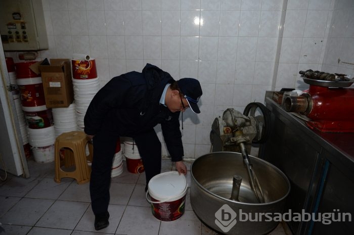 Bursa'da mikrop yuvası imalathaneden görüntüler!