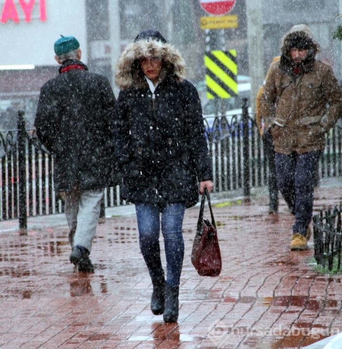Bursa'da beklenen kar kendini gösterdi
