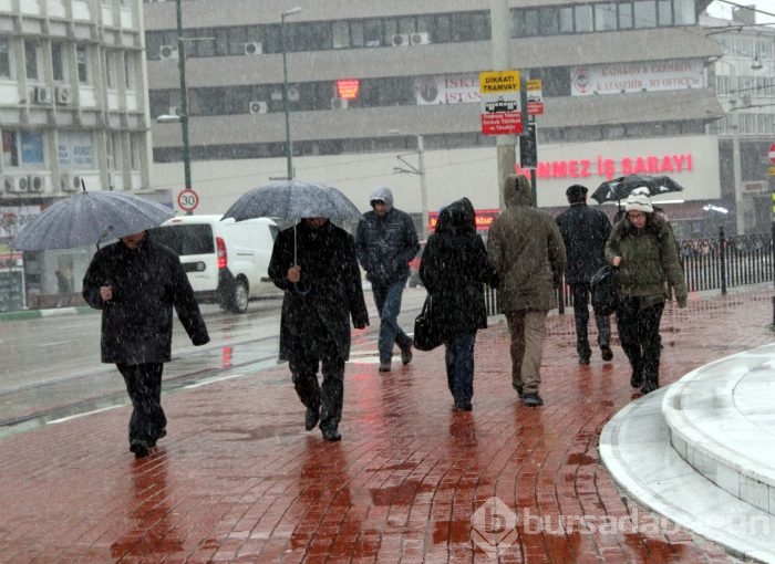 Bursa'da beklenen kar kendini gösterdi
