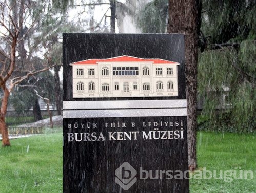 Bursa'da beklenen kar kendini gösterdi
