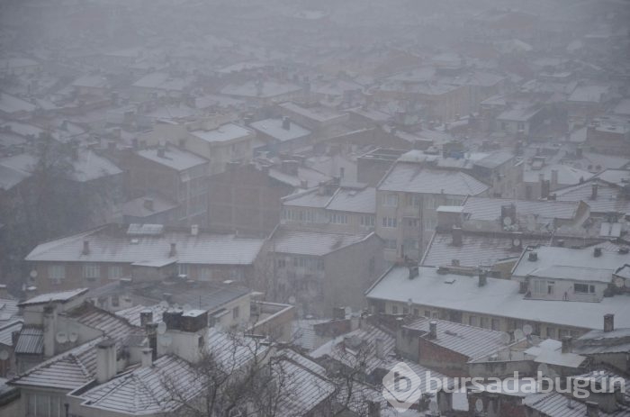 Bursa'da beklenen kar kendini gösterdi
