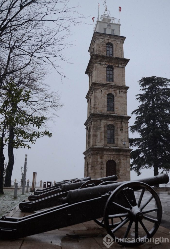 Bursa'da beklenen kar kendini gösterdi
