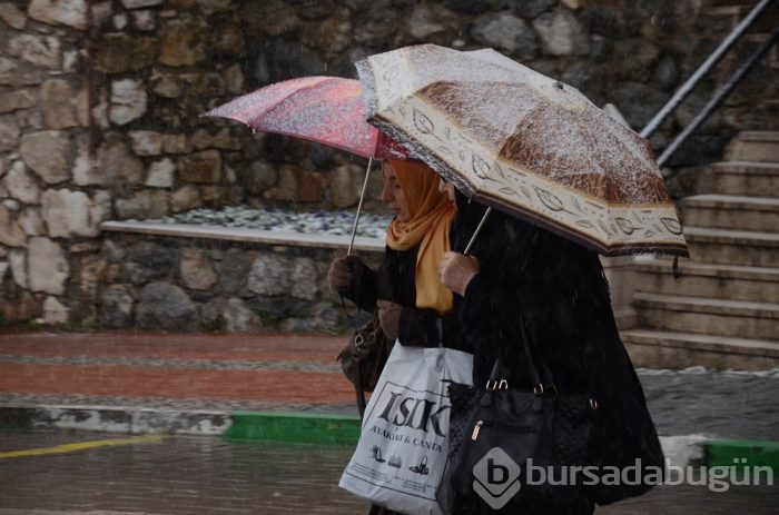 Bursa'da beklenen kar kendini gösterdi
