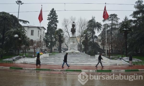 Bursa'da beklenen kar kendini gösterdi
