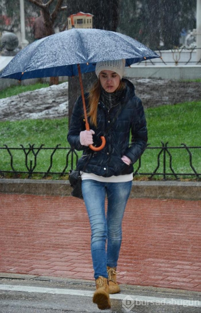 Bursa'da beklenen kar kendini gösterdi
