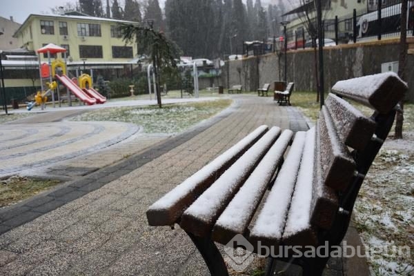 Bursa'da beklenen kar kendini gösterdi
