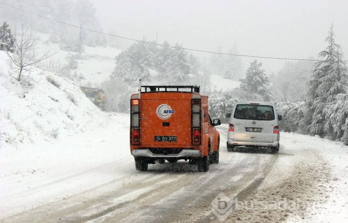 Bursa'da beklenen kar kendini gösterdi
