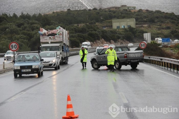 Ani bastıran kar, İzmir- Manisa yolunu kapattı	