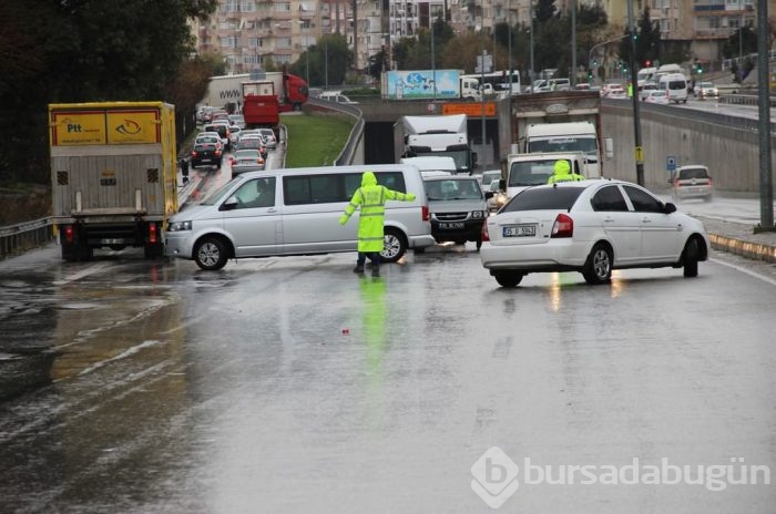 Ani bastıran kar, İzmir- Manisa yolunu kapattı	