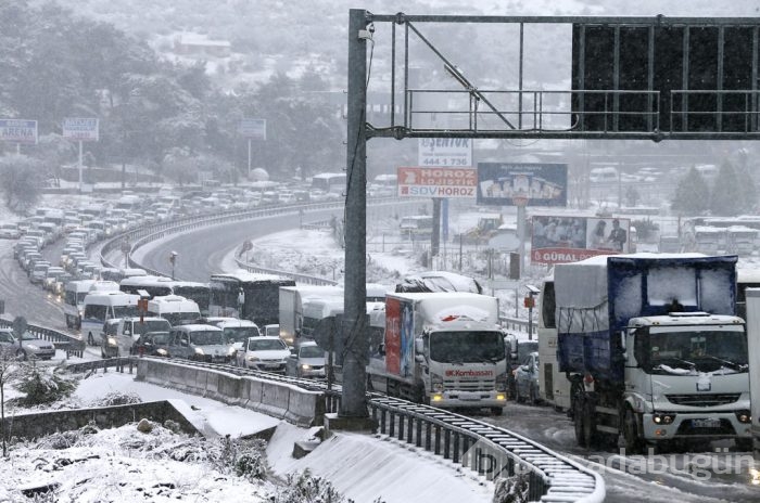 Ani bastıran kar, İzmir- Manisa yolunu kapattı	