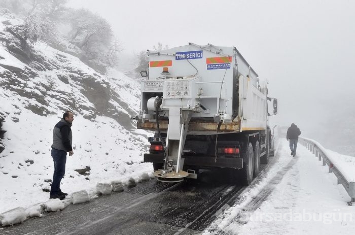 Ani bastıran kar, İzmir- Manisa yolunu kapattı	