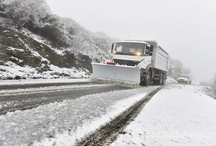 Ani bastıran kar, İzmir- Manisa yolunu kapattı	