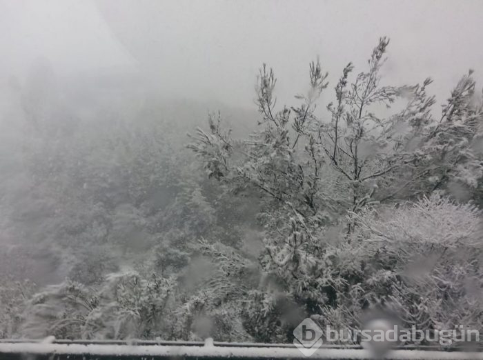 Ani bastıran kar, İzmir- Manisa yolunu kapattı	