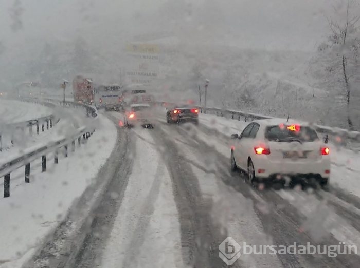Ani bastıran kar, İzmir- Manisa yolunu kapattı	