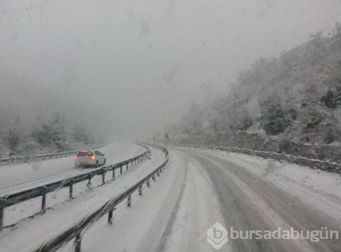 Ani bastıran kar, İzmir- Manisa yolunu kapattı	