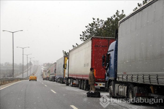 Kapıkule'de 9 kilometrelik tır kuyruğu oluştu