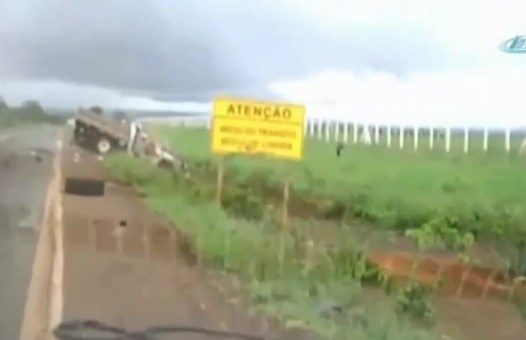 Brezilya'da takla atan kamyonetten dışarı fırladı