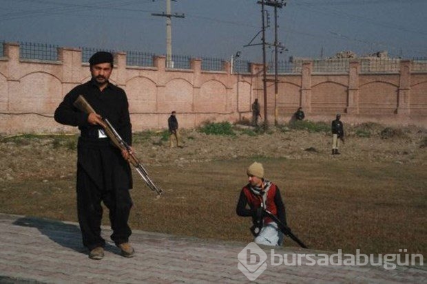 Pakistan'da üniversiteye saldırı