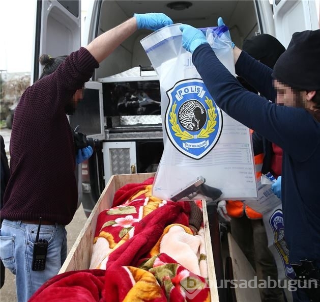 Cenaze aracıyla silahları kaçırmaya çalıştılar