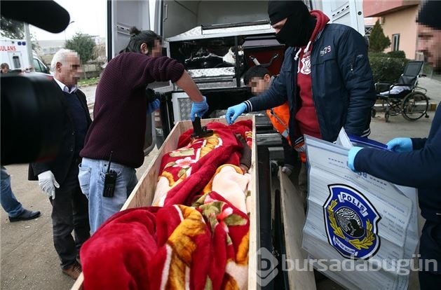 Cenaze aracıyla silahları kaçırmaya çalıştılar