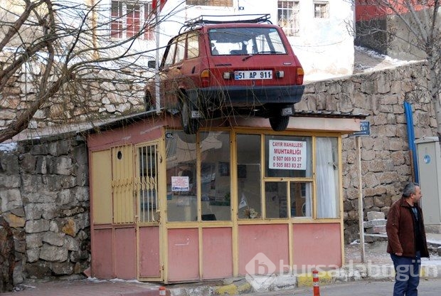 Otomobil, muhtarlığın çatısına düştü
