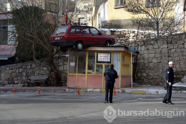 Otomobil, muhtarlığın çatısına düştü