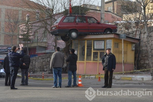 Otomobil, muhtarlığın çatısına düştü