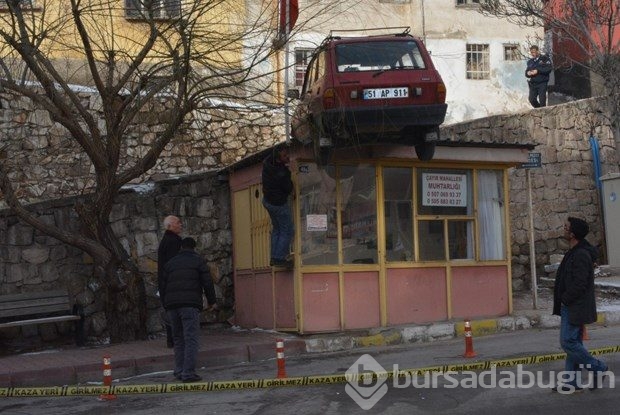 Otomobil, muhtarlığın çatısına düştü