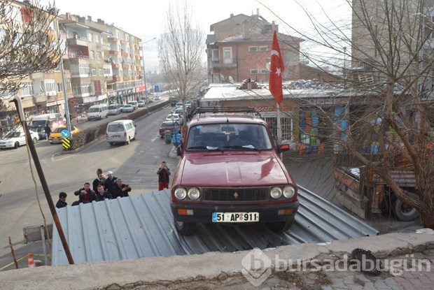 Otomobil, muhtarlığın çatısına düştü