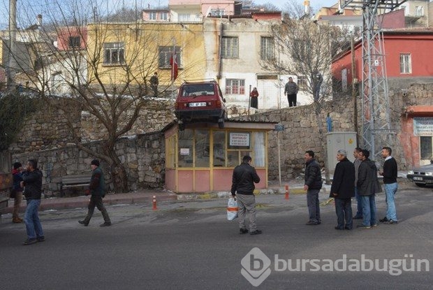 Otomobil, muhtarlığın çatısına düştü