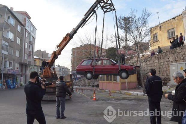 Otomobil, muhtarlığın çatısına düştü