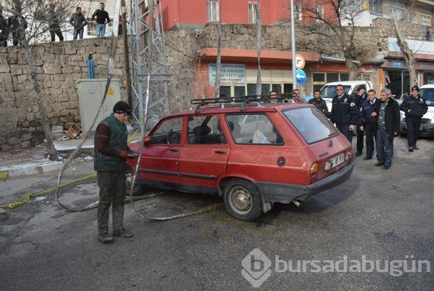 Otomobil, muhtarlığın çatısına düştü