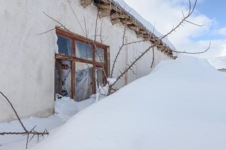 Kar kapıyı kapattı, eve pencereden giriyorlar
