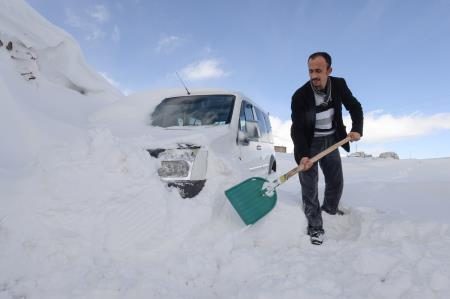 Kar kapıyı kapattı, eve pencereden giriyorlar
