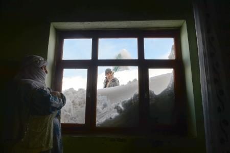 Kar kapıyı kapattı, eve pencereden giriyorlar
