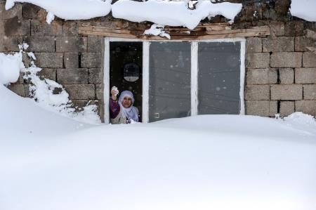 Kar kapıyı kapattı, eve pencereden giriyorlar

