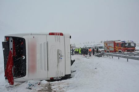 Elmadağ'da otobüs devrildi: Yaralılar var
