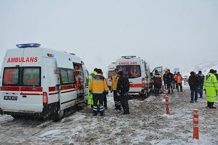 Elmadağ'da otobüs devrildi: Yaralılar var
