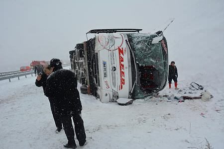Elmadağ'da otobüs devrildi: Yaralılar var
