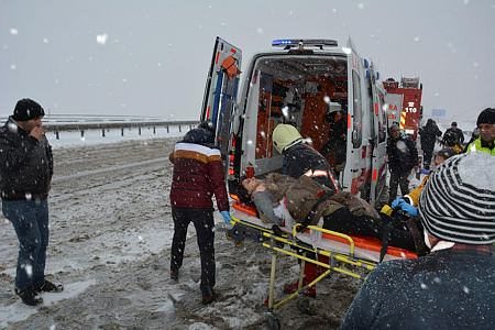 Elmadağ'da otobüs devrildi: Yaralılar var
