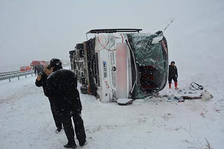 Elmadağ'da otobüs devrildi: Yaralılar var

