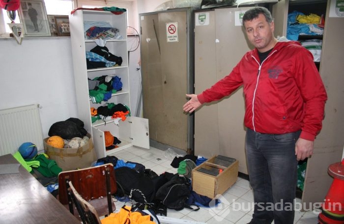 Bursa'da stadyuma saldırı! Büyük çapta hasar oluştu!