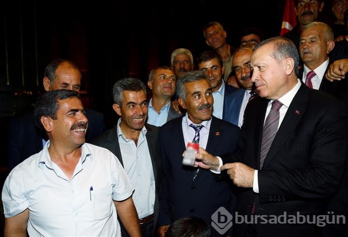 Cumhurbaşkanı Erdoğan muhtarlara sigarayı bıraktırdı