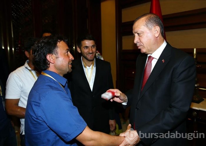 Cumhurbaşkanı Erdoğan muhtarlara sigarayı bıraktırdı